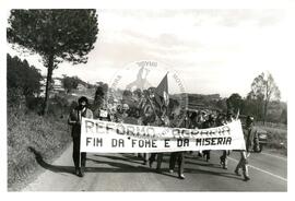 Caminhada Dourados a Campo Grande (Mato Grosso do Sul, 1993) [fotografia] / Fotógrafo(a) : Douglas Mansur. -- Ref.: BR-SPMST_MST-SN-CIN_AMP_001413-011433-MAC.