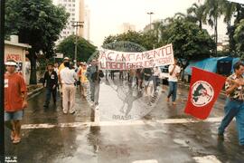 Chegada da Marcha Nacional à Brasília (Brasília-DF, fev. 1997) [fotografia] / Fotógrafo(a) : Douglas Mansur ; Paulo P. Lima. -- Ref.: BR-SPMST_MST-SN-CIN_AMP_001397-011048-MAC.