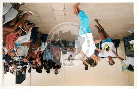 Semana Nacional de Cultura Brasileira e Reforma Agrária (Rio de Janeiro-RJ, 18 mar. 2002) [fotografia] / Fotógrafo(a) : João Laet. -- Ref.: BR-SPMST_MST-SN-CIN_AMP_001818-013516-NDT.