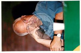 Semana Nacional da Cultura Brasileira e Reforma Agrária [com presença de] Gabriel Priolli (Rio de Janeiro-RJ, 18 mar. 2002) [fotografia] / Fotógrafo(a) : João Laet. -- Ref.: BR-SPMST_MST-SN-CIN_AMP_001537-012011-PER.