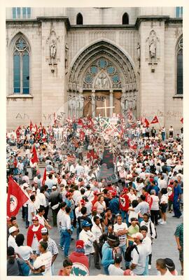 Mobilização (São Paulo-SP, 17 abr. 1988) [fotografia] / Fotógrafo(a) : Douglas Mansur. -- Ref.: BR-SPMST_MST-SN-CIN_AMP_000372-001849-AMT.
