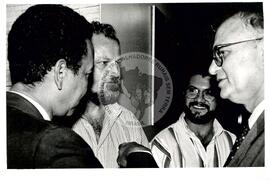 Grupo Oficina do MST presta homenagem ao embaixador de Cuba e Che Guevara (Distrito Federal (Brasil), 28 ago. 1997) [fotografia] / Fotógrafo(a) : Francisca Montejo. -- Ref.: BR-SPMST_MST-SN-CIN_AMP_000581-003237-AMT.