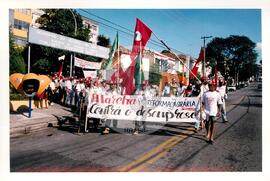 Mobilização no 1º de Maio (São Paulo (Estado), 01 mai. 1999) [fotografia] / Fotógrafo(a) : Douglas Mansur. -- Ref.: BR-SPMST_MST-SN-CIN_AMP_000394-002183-AMT.