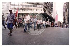 Marcha Sem Terra contra a prisão de 6 trabalhadores (São Paulo-SP, mar. 2000) [fotografia] / Fotógrafo(a) : Joaquim Duarte. -- Ref.: BR-SPMST_MST-SN-CIN_AMP_001426-011546-MAC.