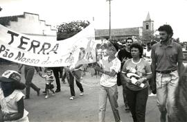 Romaria em homenagem as 350 famílias do KM 41 (São Mateus-ES, 10 jun. 1986) [fotografia] / Fotógrafo(a) : Maria de Fátima Ribeiro. -- Ref.: BR-SPMST_MST-SN-CIN_AMP_001959-015012-SPR.