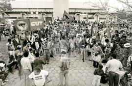 Ato da CUT com participação do MST (Paraná, [sem data]) [fotografia] / Fotógrafo(a) : Douglas Mansur. -- Ref.: BR-SPMST_MST-SN-CIN_AMP_000436-002541-AMT.