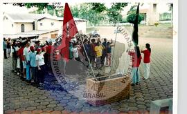 Tribunal Internacional dos Crimes do Latifúndio e da Política Governamental de Violação dos Direitos Humanos (Curitiba-PR, 02 mai. 2001) [fotografia] / Fotógrafo(a) : Douglas Mansur. -- Ref.: BR-SPMST_MST-SN-CIN_AMP_000135-001010-ACS.