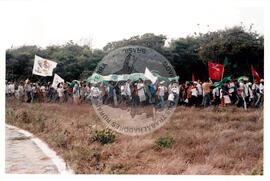 Manifestação e caminhada contra a base de Alcântara (Maranhão, 17 nov. 2002) [fotografia] / Fotógrafo(a) : Silvia Guimarães. -- Ref.: BR-SPMST_MST-SN-CIN_AMP_000530-002973-AMT.