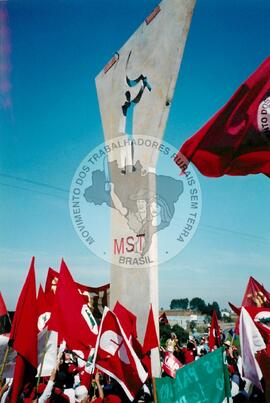 Inauguração do Monumento em homenagem a Antônio Tavares Pereira (Curitiba-PR, 01 mai. 2001) [fotografia] / Fotógrafo(a) : Leticia Barqueta. -- Ref.: BR-SPMST_MST-SN-CIN_AMP_001026-008027-ELF.