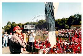 Inauguração do Monumento em homenagem a Antônio Tavares Pereira (Curitiba-PR, 01 mai. 2001) [fotografia] / Fotógrafo(a) : Douglas Mansur. -- Ref.: BR-SPMST_MST-SN-CIN_AMP_001025-008001-ELF.