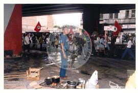 Marcha Sem Terra contra a prisão de 6 trabalhadores (São Paulo-SP, mar. 2000) [fotografia] / Fotógrafo(a) : Joaquim Duarte. -- Ref.: BR-SPMST_MST-SN-CIN_AMP_001425-011535-MAC.