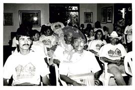 Grupo Oficina do MST presta homenagem ao embaixador de Cuba e Che Guevara (Distrito Federal (Brasil), 28 ago. 1997) [fotografia] / Fotógrafo(a) : Francisca Montejo. -- Ref.: BR-SPMST_MST-SN-CIN_AMP_000581-003234-AMT.