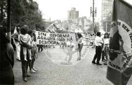Manifestação na Praça da Sé (São Paulo-SP, [sem data]) [fotografia] / Fotógrafo(a) : Douglas Mansur ; Debora Lerrer. -- Ref.: BR-SPMST_MST-SN-CIN_AMP_000411-002433-AMT.