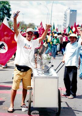 Chegada da Marcha Popular à Brasília (Brasília-DF, 07 out. 1999) [fotografia] / Fotógrafo(a) : Douglas Mansur. -- Ref.: BR-SPMST_MST-SN-CIN_AMP_001400-011204-MAC.