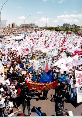 Protesto da Educação (Distrito Federal (Brasil), 06 out. 1999) [fotografia] / Fotógrafo(a) : Douglas Mansur. -- Ref.: BR-SPMST_MST-SN-CIN_AMP_000583-003260-AMT.