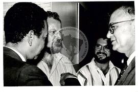 Grupo Oficina do MST presta homenagem ao embaixador de Cuba e Che Guevara (Distrito Federal (Brasil), 28 ago. 1997) [fotografia] / Fotógrafo(a) : Francisca Montejo. -- Ref.: BR-SPMST_MST-SN-CIN_AMP_000581-003237-AMT.
