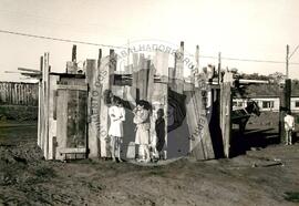 Acampamento do MST com 54 famílias (Bataiporã-MS, out. 1986) [fotografia] / Fotógrafo(a) : Cácia Cortez. -- Ref.: BR-SPMST_MST-SN-CIN_AMP_000019-000076-ACP.
