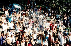 Acampamento "Nova Canudos" do MST (Porto Feliz-SP, fev. 1999) [fotografia] / Fotógrafo(a) : Douglas Mansur. -- Ref.: BR-SPMST_MST-SN-CIN_AMP_000047-000330-ACP.