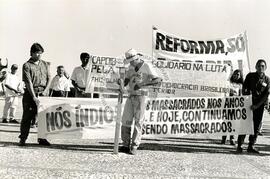 Manifestação em protesto contra o Massacre do Eldorado dos Carajás (Distrito Federal (Brasil), 23 abr. 1996) [fotografia] / Fotógrafo(a) : Francisca Montejo. -- Ref.: BR-SPMST_MST-SN-CIN_AMP_000579-003225-AMT.
