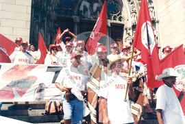 Chegada da Marcha Nacional à Brasília (Brasília-DF, fev. 1997) [fotografia] / Fotógrafo(a) : Douglas Mansur ; Paulo P. Lima. -- Ref.: BR-SPMST_MST-SN-CIN_AMP_001397-011038-MAC.
