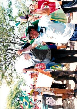 Chegada da Marcha Popular à Brasília (Brasília-DF, 07 out. 1999) [fotografia] / Fotógrafo(a) : Douglas Mansur. -- Ref.: BR-SPMST_MST-SN-CIN_AMP_001399-011129-MAC.