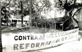 Ato público pela Reforma Agrária (Espírito Santo, 1993) [fotografia] / Fotógrafo(a) : Arquivo MST. -- Ref.: BR-SPMST_MST-SN-CIN_AMP_000523-002956-AMT.