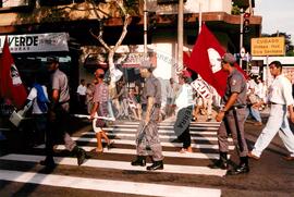 Manifestação na Praça da Sé (São Paulo-SP, [sem data]) [fotografia] / Fotógrafo(a) : Douglas Mansur ; Debora Lerrer. -- Ref.: BR-SPMST_MST-SN-CIN_AMP_000411-002464-AMT.