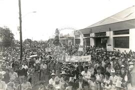 Manifestação Dia do Agricultor (Erechim-RS, 24 jul. 1987) [fotografia] / Fotógrafo(a) : Karine Emerich. -- Ref.: BR-SPMST_MST-SN-CIN_AMP_000456-002667-AMT.