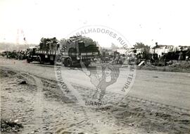 Chegada de brasiguaios em acampamento do MST (Novo Mundo-MS, nov. 1985) [fotografia] / Fotógrafo(a) : Cácia Cortez. -- Ref.: BR-SPMST_MST-SN-CIN_AMP_000018-000074-ACP.