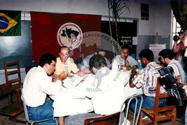 Visita do presidente do INCRA no assentamento "Sumaré" do MST (São Paulo (Estado), 23 out. 1995) [fotografia] / Fotógrafo(a) : Douglas Mansur. -- Ref.: BR-SPMST_MST-SN-CIN_AMP_000669-003766-ARV.