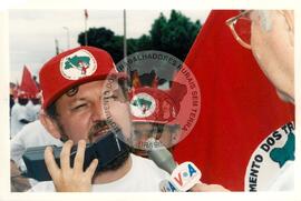 João Pedro Stédile (Brasil, [sem data]) [fotografia] / Fotógrafo(a) : Arquivo MST ; Cácia Cortez ; Débora Lerrer ; Douglas Mansur ; João Zinclar ; Luciney Martins ; Michelle Camafaldo. -- Ref.: BR-SPMST_MST-SN-CIN_AMP_001263-010574-LID.