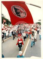 Chegada da Marcha Naciona à Brasília (Brasília-DF, 17 abr. 1997) [fotografia] / Fotógrafo(a) : Douglas Mansur. -- Ref.: BR-SPMST_MST-SN-CIN_AMP_001398-011127-MAC.