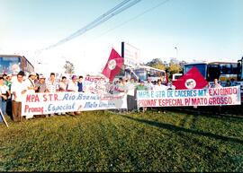 Chegada da Marcha Popular à Brasília (Brasília-DF, 07 out. 1999) [fotografia] / Fotógrafo(a) : Douglas Mansur. -- Ref.: BR-SPMST_MST-SN-CIN_AMP_001399-011169-MAC.