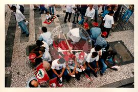 Mobilização (São Paulo-SP, 17 abr. 1988) [fotografia] / Fotógrafo(a) : Douglas Mansur. -- Ref.: BR-SPMST_MST-SN-CIN_AMP_000373-001876-AMT.