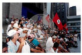 Marcha Sem Terra contra a prisão de 6 trabalhadores (São Paulo-SP, mar. 2000) [fotografia] / Fotógrafo(a) : Joaquim Duarte. -- Ref.: BR-SPMST_MST-SN-CIN_AMP_001425-011511-MAC.
