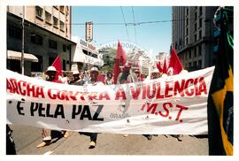 Mobilização para Marcha das Mulheres do acampamento "Terra sem males" do MST na Praça da Sé (São Paulo-SP, 08 mar. 2002) [fotografia] / Fotógrafo(a) : Arquivo MST. -- Ref.: BR-SPMST_MST-SN-CIN_AMP_000399-002250-AMT.