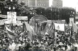 Mobilização no 1º de Maio na Praça da Sé (São Paulo-SP, 01 mai. 1986) [fotografia] / Fotógrafo(a) : Regina Vilela. -- Ref.: BR-SPMST_MST-SN-CIN_AMP_000366-001762-AMT.