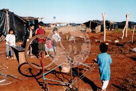 Visita a acampamento do MST [sem identificação] (Espírito Santo, [sem data]) [fotografia] / Fotógrafo(a) : Arquivo MST. -- Ref.: BR-SPMST_MST-SN-CIN_AMP_000006-000051-ACP.