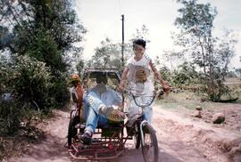 Viagem de Joelson, Ênio e João Pedro (Ásia, 1996) [fotografia] / Fotógrafo(a) : [sem autoria]. -- Ref.: BR-SPMST_MST-SN-CIN_AMP_001138-009507-RIT.