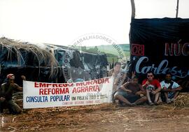 Acampamento " Nova Canudos" do MST (Porto Feliz-SP, 1999) [fotografia] / Fotógrafo(a) : Douglas Mansur. -- Ref.: BR-SPMST_MST-SN-CIN_AMP_000048-000383-ACP.