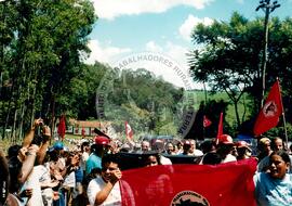Acampamento " Nova Canudos" do MST (Porto Feliz-SP, 1999) [fotografia] / Fotógrafo(a) : Douglas Mansur. -- Ref.: BR-SPMST_MST-SN-CIN_AMP_000048-000419-ACP.
