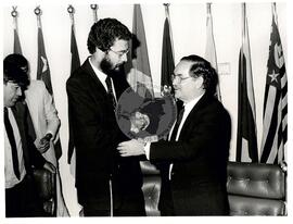 Posse de Dante de Oliveira no Ministerio da Reforma e Desenvolvimento Agrário (Distrito Federal (Brasil), 29 mai. 1985) [fotografia] / Fotógrafo(a) : Leandro Abreu. -- Ref.: BR-SPMST_MST-SN-CIN_AMP_000645-003667-ARV.