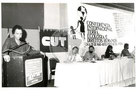 Conferência Internacional Terra, Ecologia e Dívida Externa (Espírito Santo, mai. 1992) [fotografia] / Fotógrafo(a) : Douglas Mansur. -- Ref.: BR-SPMST_MST-SN-CIN_AMP_001159-010052-RIT.