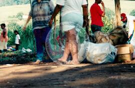 Acampamento " Nova Canudos- Fazenda Engenheiro D'Agua" do MST (Porto Feliz-SP, fev. 1999) [fotografia] / Fotógrafo(a) : Douglas Mansur. -- Ref.: BR-SPMST_MST-SN-CIN_AMP_000046-000285-ACP.