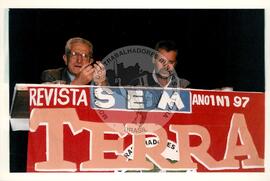 Lançamento da Revista Sem Terra (São Paulo (Estado), 03 jul. 1997) [fotografia] / Fotógrafo(a) : Francisca P. Montejo ; Saulo Pompermayer ; Douglas Mansur ; . -- Ref.: BR-SPMST_MST-SN-CIN_AMP_000692-003921-ARV.