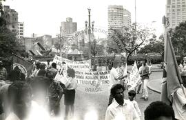 Manifestação na Praça da Sé (São Paulo-SP, [sem data]) [fotografia] / Fotógrafo(a) : Douglas Mansur ; Debora Lerrer. -- Ref.: BR-SPMST_MST-SN-CIN_AMP_000411-002409-AMT.