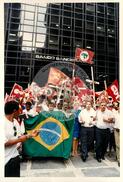 Mobilização (São Paulo-SP, 17 abr. 1988) [fotografia] / Fotógrafo(a) : Douglas Mansur. -- Ref.: BR-SPMST_MST-SN-CIN_AMP_000372-001854-AMT.