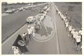 Chegada da Marcha Nacional à Brasília (Brasília-DF, fev. 1997) [fotografia] / Fotógrafo(a) : Douglas Mansur ; Paulo P. Lima. -- Ref.: BR-SPMST_MST-SN-CIN_AMP_001397-011049-MAC.