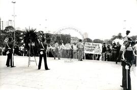 Manifestação contra visita do presidente de El Salvador (El Salvador, 20 jun. 1986) [fotografia] / Fotógrafo(a) : Regina Vilela. -- Ref.: BR-SPMST_MST-SN-CIN_AMP_001066-008624-RIT.