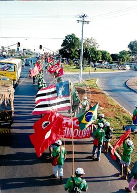 Chegada da Marcha Popular à Brasília (Brasília-DF, 07 out. 1999) [fotografia] / Fotógrafo(a) : Douglas Mansur. -- Ref.: BR-SPMST_MST-SN-CIN_AMP_001400-011187-MAC.